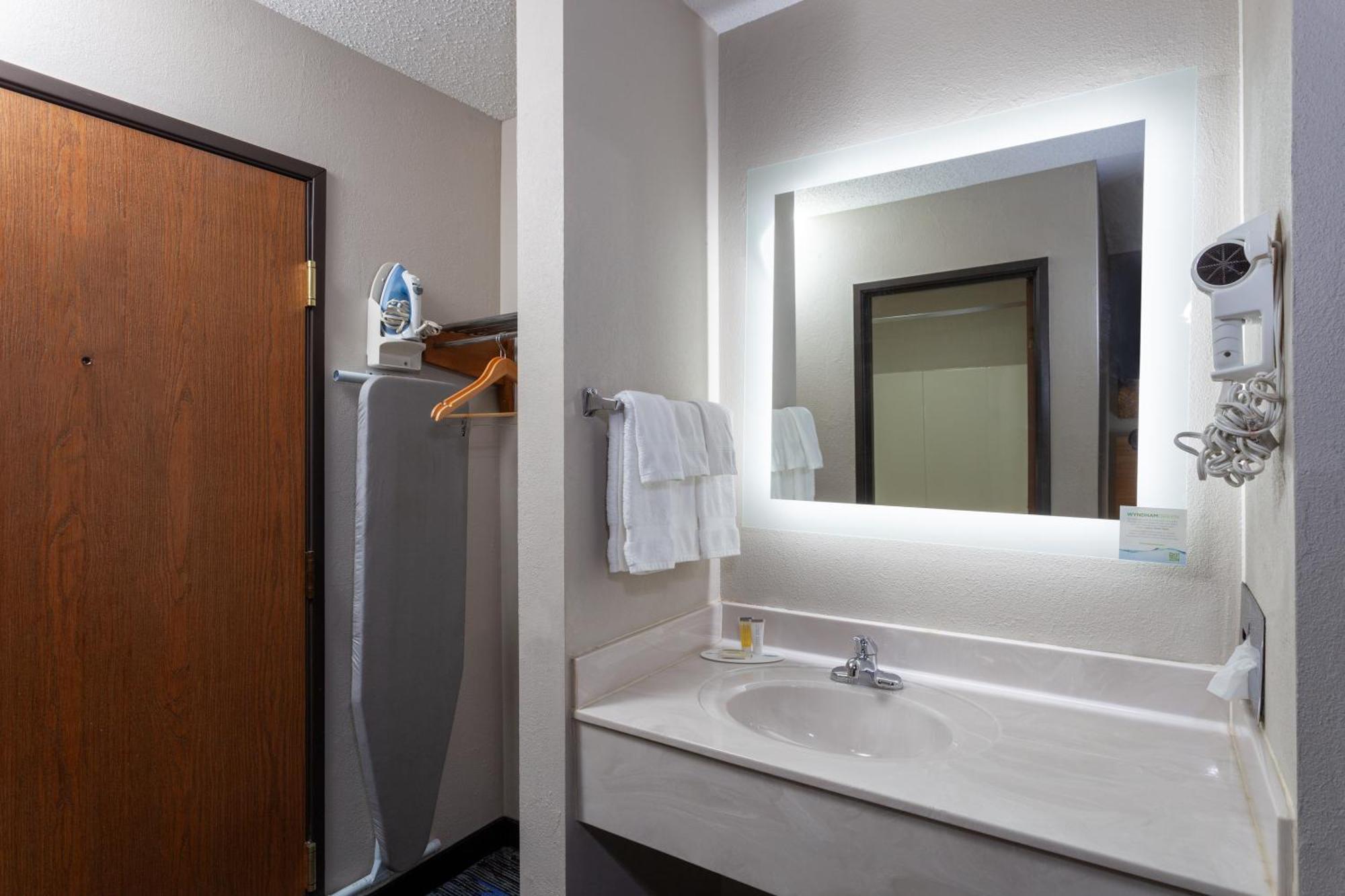 Days Inn By Wyndham Wooster Exterior photo